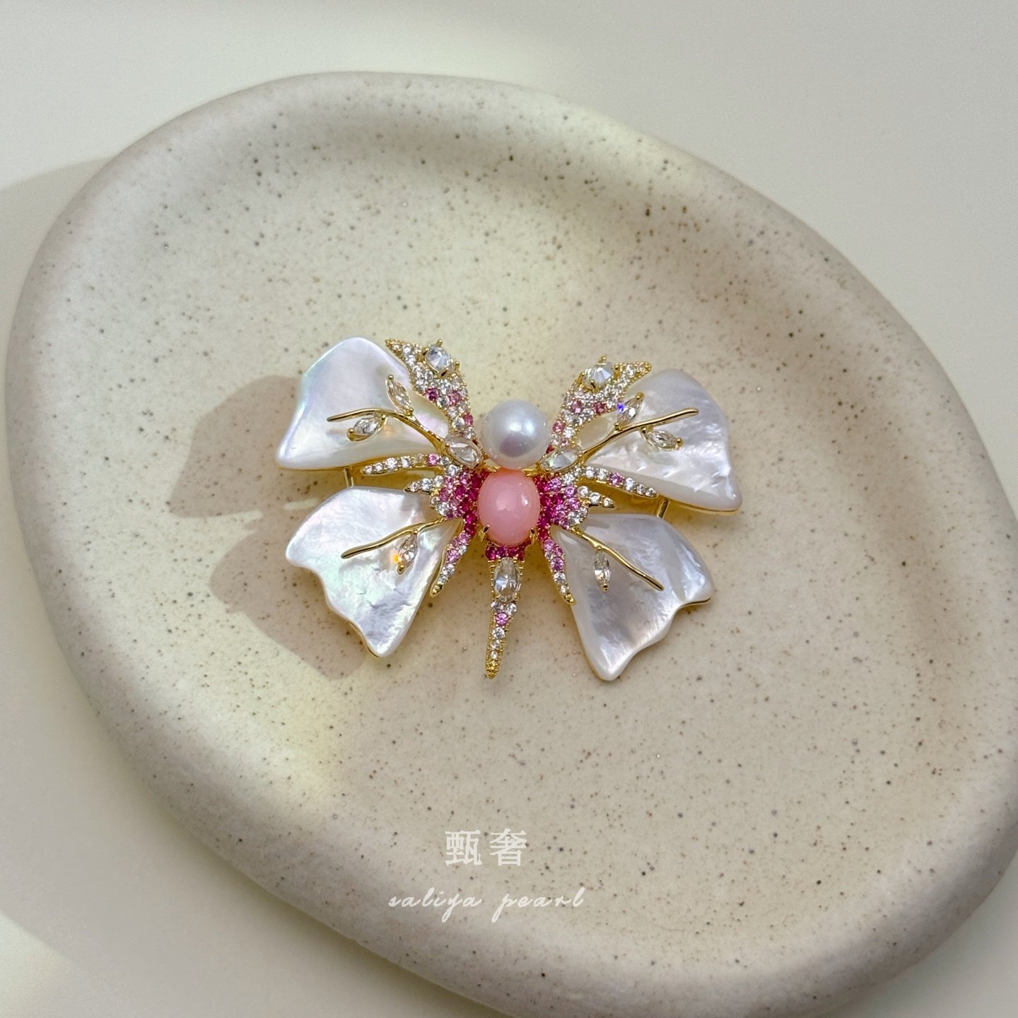 《月光粉蝶》超精致的粉色女王贝蝴蝶正圆珍珠胸针2026新款送礼女,珠宝/钻石/翡翠,胸饰,淘宝优惠券,粉丝福利购,淘宝优惠卷