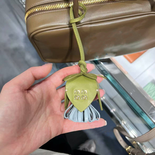 2025新款绿色女士牛皮花朵包包挂件 miu家配件挂绳包挂真皮包沙滩