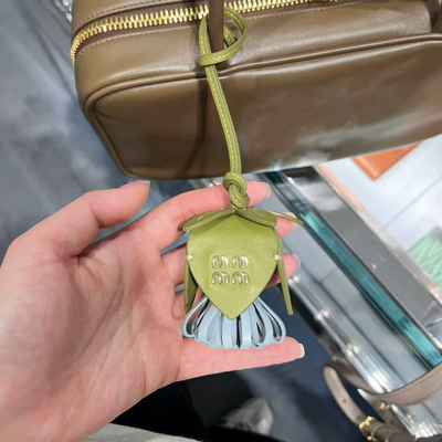 2025新款绿色女士牛皮花朵包包挂件 miu家配件挂绳包挂真皮包沙滩