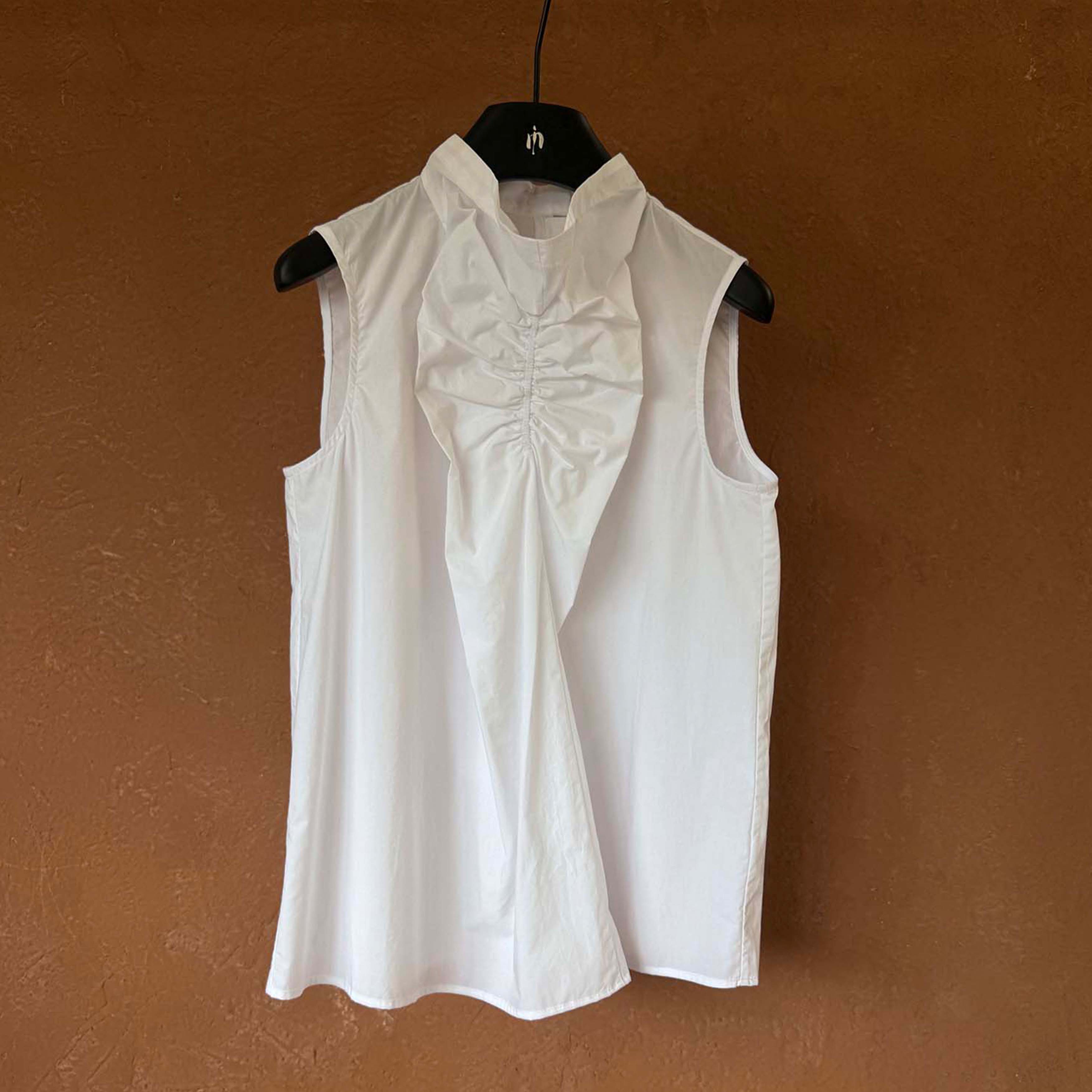 白色立领无袖上衣干爽气质宽肩