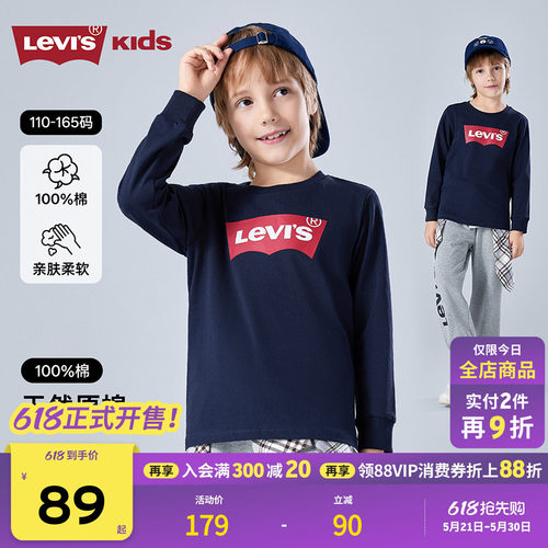 胸前加入经典蝙蝠标装饰，具有辨识度