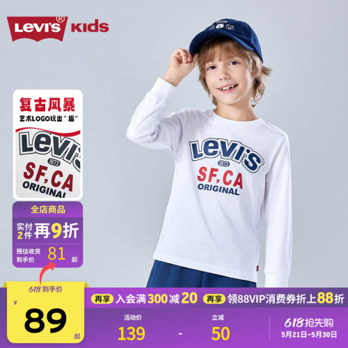 胸前加入复古LOGO组合，具有辨识度