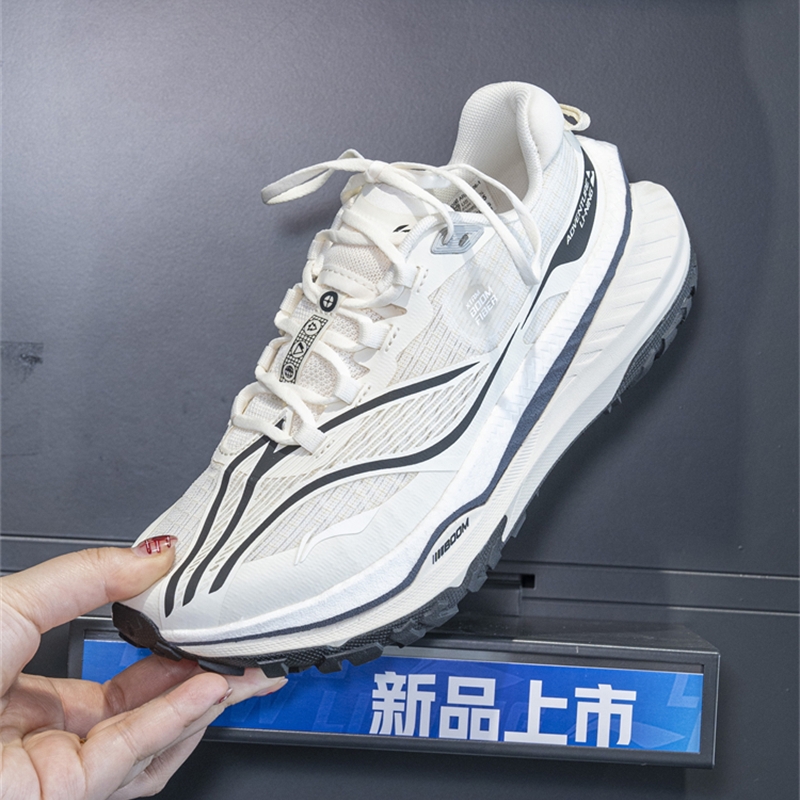 李宁女子越野跑鞋减震回弹