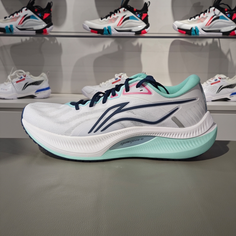 李宁男子跑鞋缓震回弹