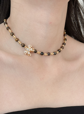 镶钻蝴蝶结虎眼石串珠项链