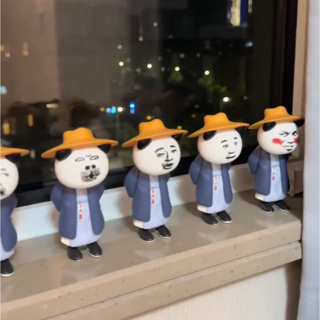 网红虾仁玩偶摆件沙雕动画手办公仔软萌可爱桌面装饰潮玩礼物