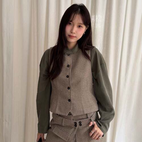 WAIT MORE秋冬韩系含羊毛单排扣马甲女设计感外搭无袖背心6120