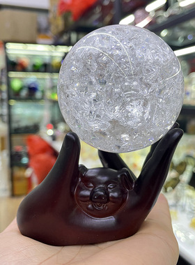 水晶玉石原石圆形球托 掌上明珠小猪水晶球架 小猪手树脂工艺摆件