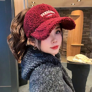 韩版安格拉红可扎高马尾棒球帽子女冬季羊羔毛保暖百搭空顶鸭舌帽