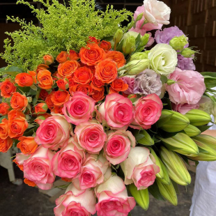 艾莎10枝 鲜花 香水百合5朵 多头玫瑰 配草1扎 洋桔梗 爆款