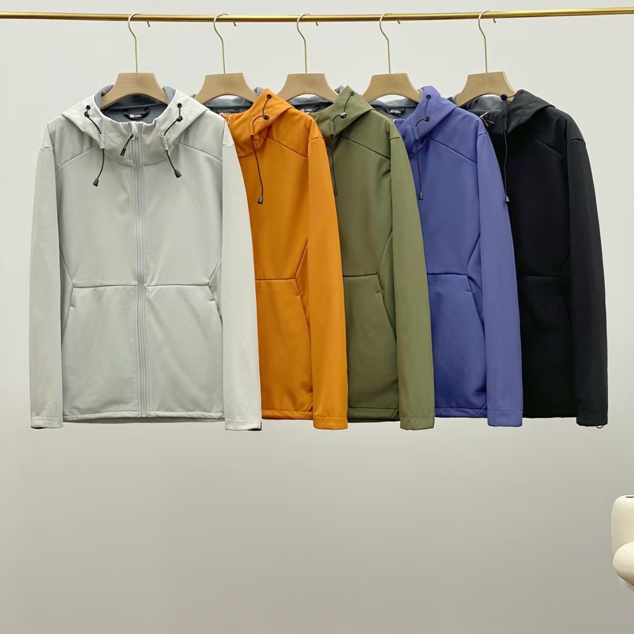 户外多功能软壳连帽冲锋衣男春秋新品防风防水纯色男士夹克外套潮