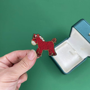 法式刺绣小红马图案 印度丝2026新款卡通动漫小尺寸印度丝胸针