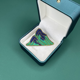 高山流水图案 法式刺绣 高档手工缝制 服装外套包包 印度丝胸针