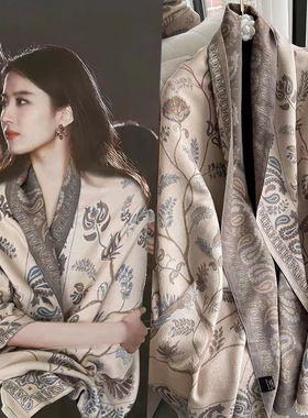 Liu Yifei imitates a shawl and a women's long scarf, which