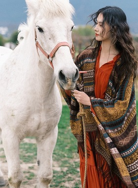 Chen Huimin's ethnic striped shawl creates a warm and prote