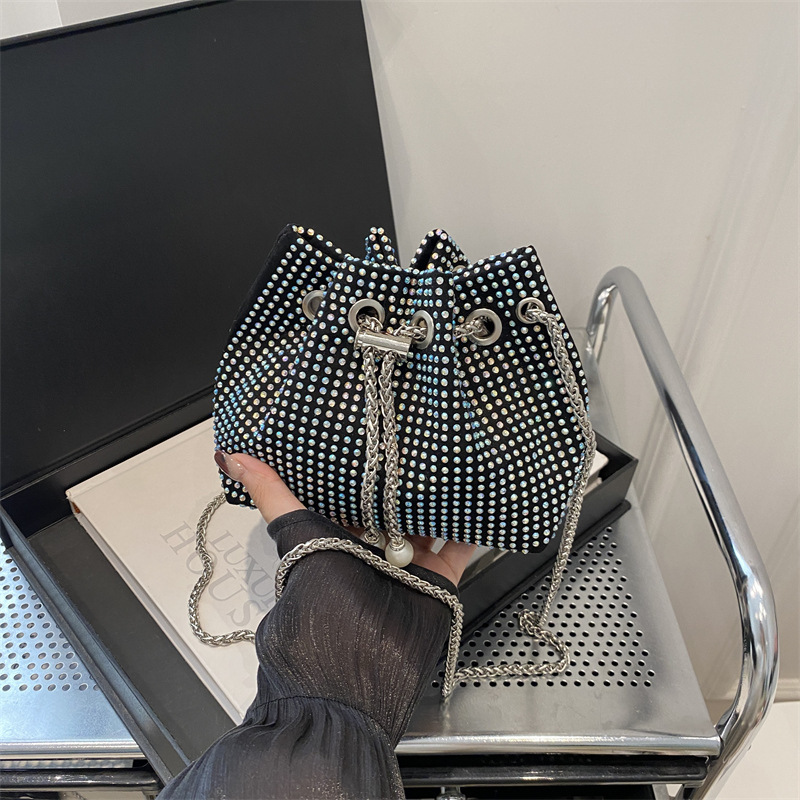 2025新款韩系女包水钻包束口链条满钻洋气水桶包小众时尚潮斜挎包