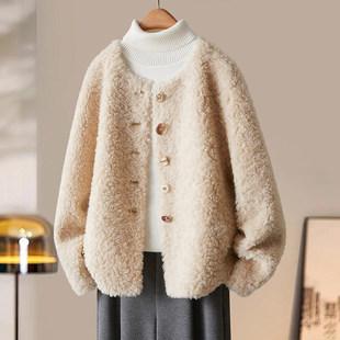 海宁羊羔毛羊剪绒大衣女短款2026冬新款纽扣颗粒皮毛一体皮草外套