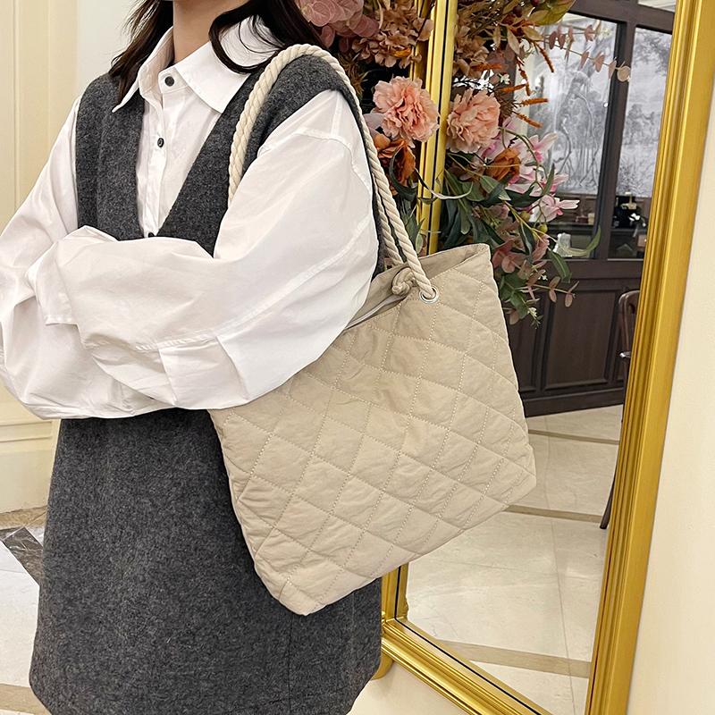 大容量托特包包女2024秋冬新款棉服包菱格慵懒风托特包百搭通勤包