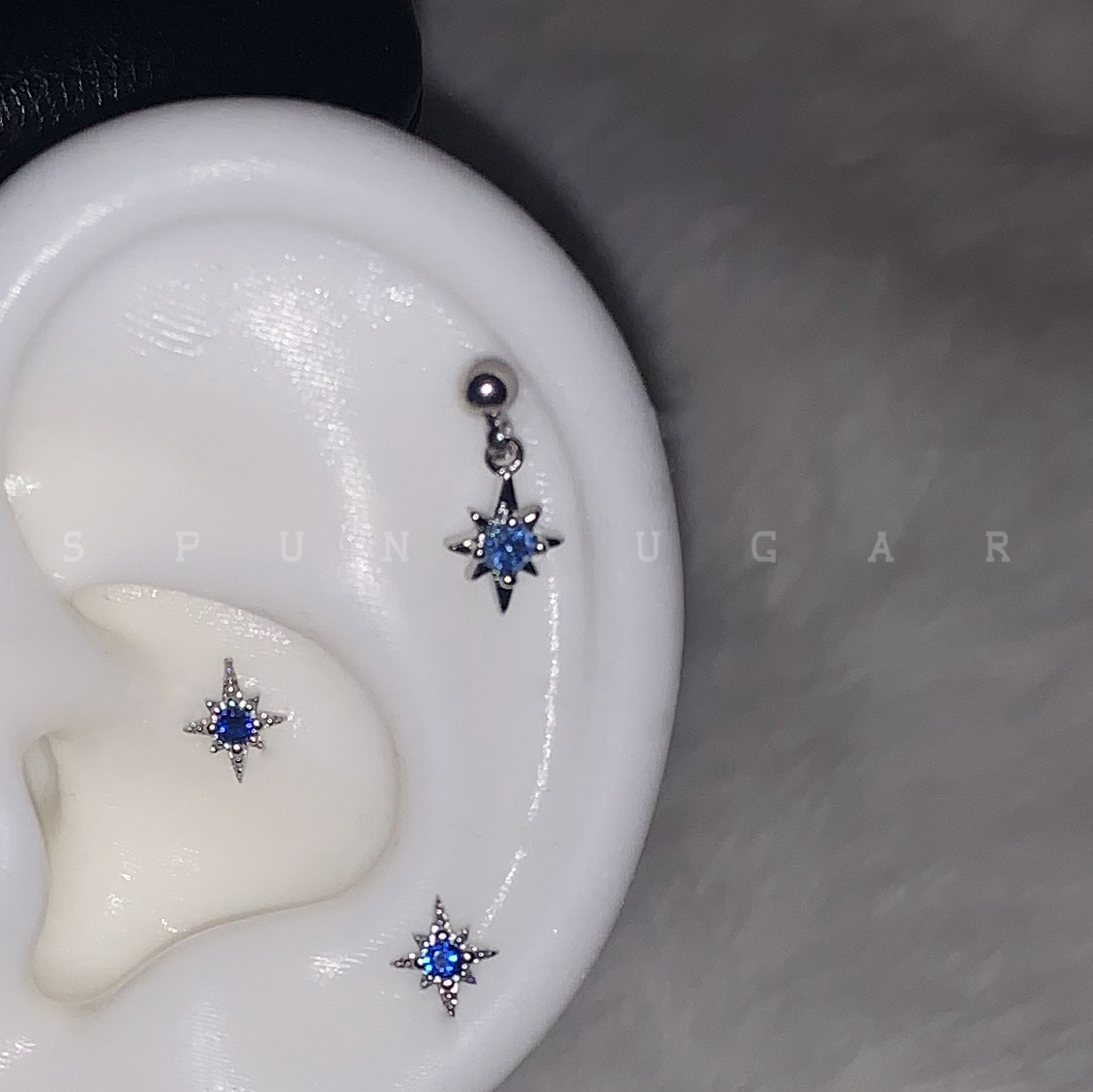 闪光蓝色镶钻小星星耳骨钉