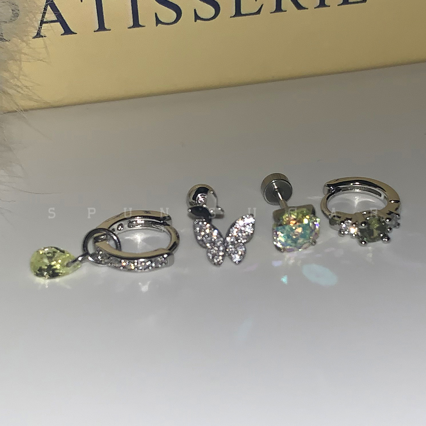 爆闪绿色青提玫瑰耳骨钉钛钢水滴闪钻绿色耳圈蝴蝶耳蜗钉耳环女