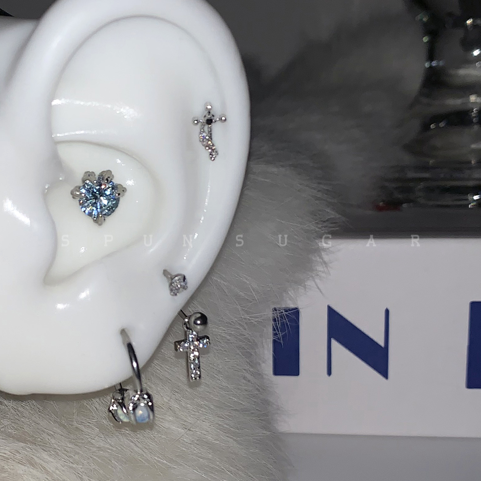 闪闪十字架马蹄环耳钉小众高级感钛钢龙爪耳骨钉耳蜗钉耳饰耳环