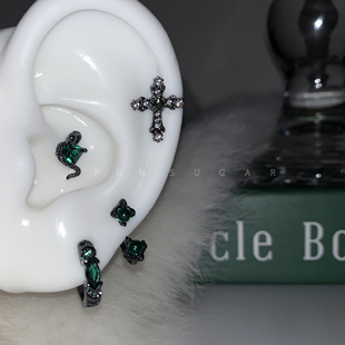 暗绿色复古十字架耳骨钉钛钢黑色哥特小蛇耳蜗钉闪锆龙爪耳圈耳环