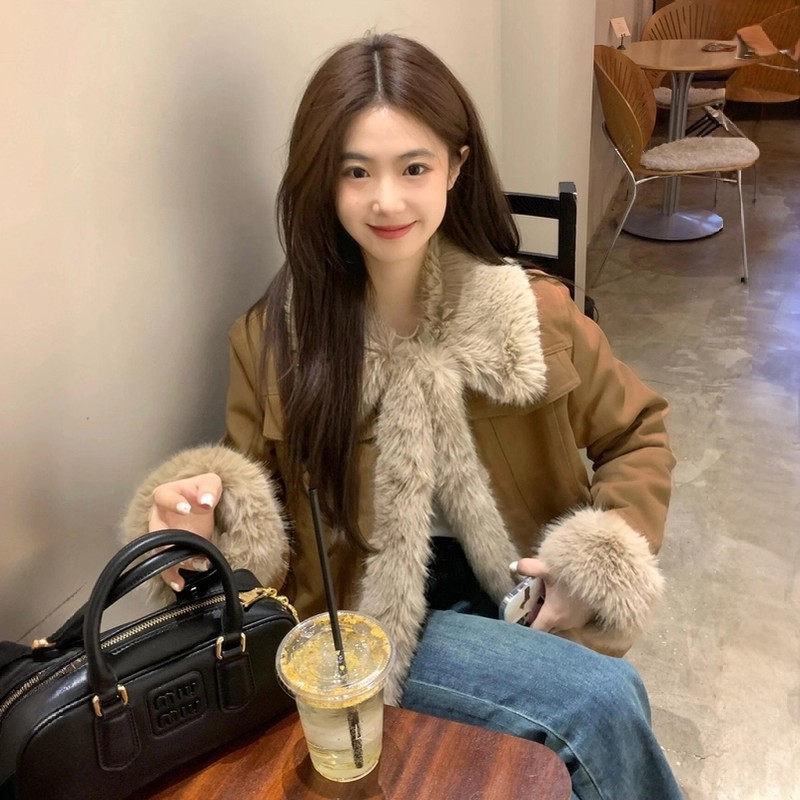 2025新款美拉德复古棕色韩系外套女秋冬加厚短款拼接毛毛上衣棉服