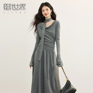 熙世界灰色针织连衣裙女士设计感气质挂脖荡领长裙2026春季新款