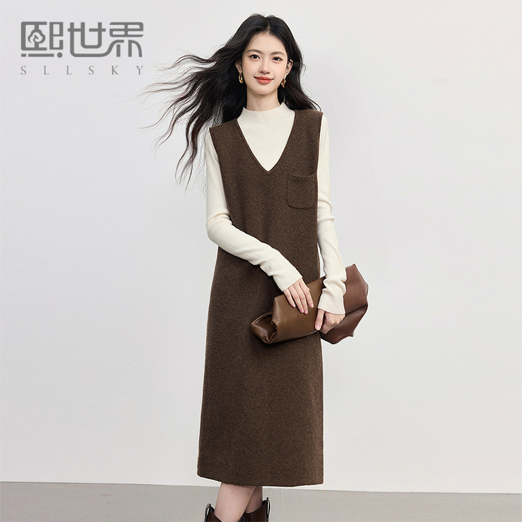 熙世界法式V领针织背心裙女2025秋冬新款宽松慵懒羊毛无袖连衣裙