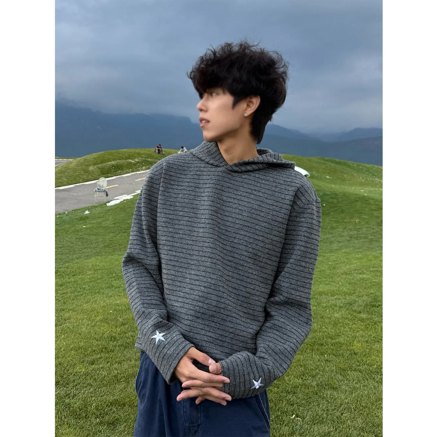 袖口五角星刺绣连帽黑灰条纹卫衣男女秋季复古慵懒少年感套头外套