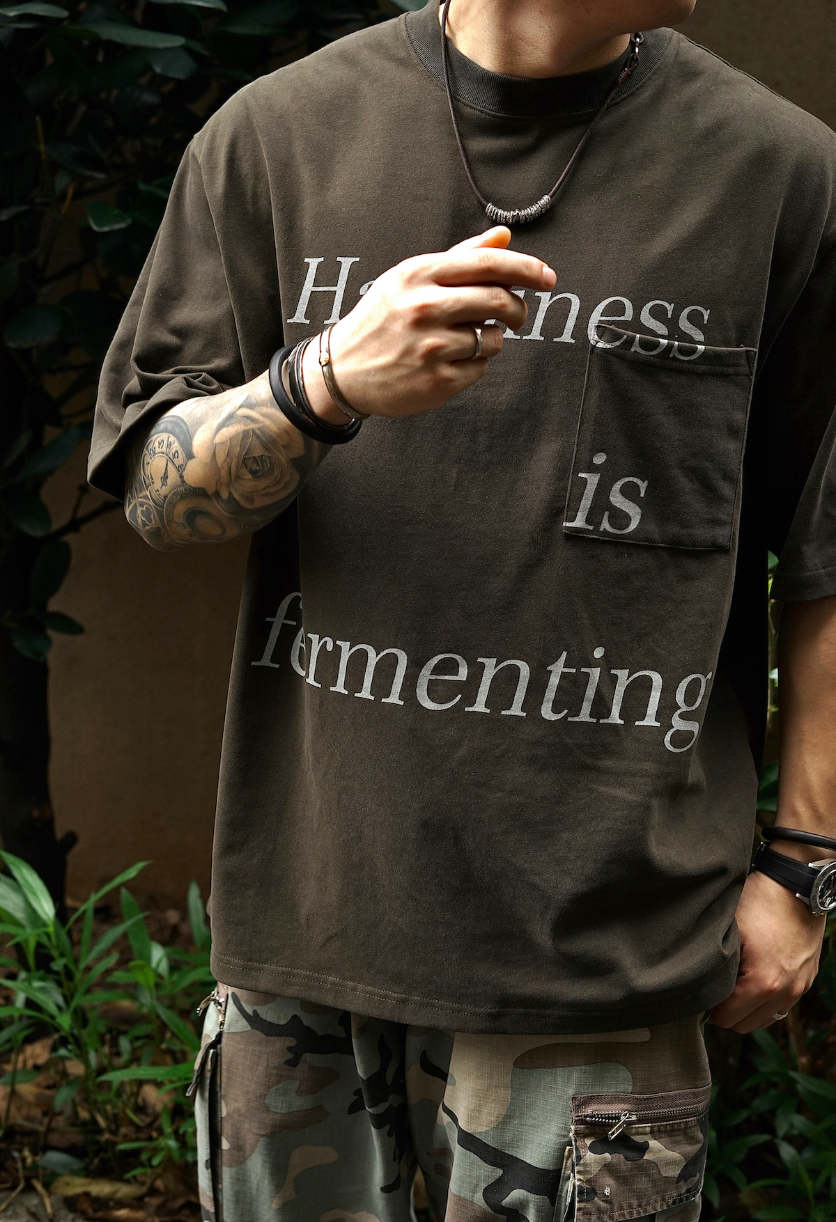 圆领水洗标语磨毛碳素口袋短袖