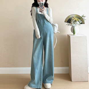 孕妇装牛仔背带裤套装2026春秋新款时尚休闲宽松减龄遮肚两件套