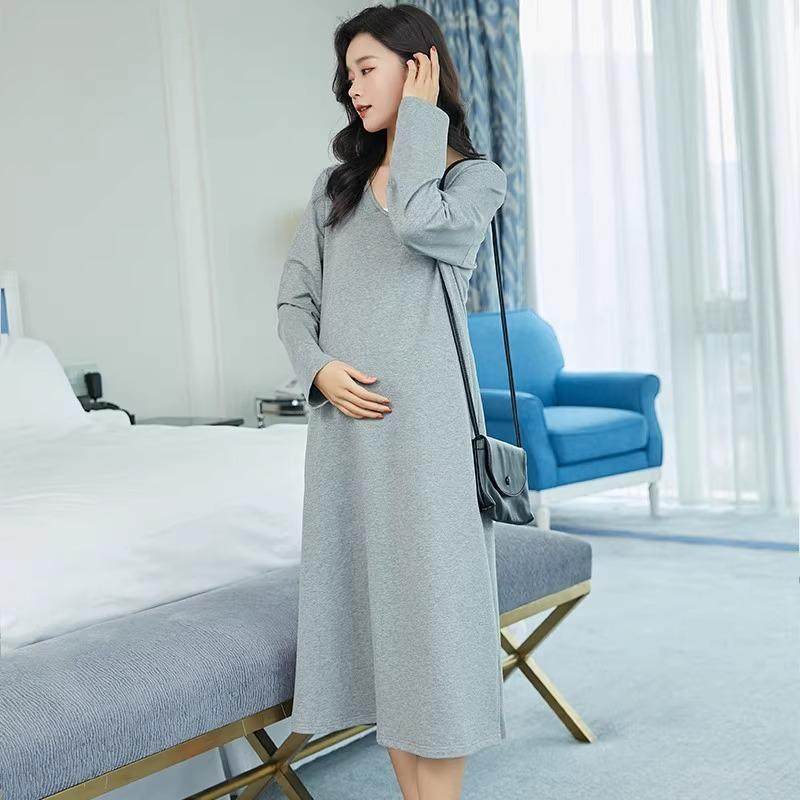 孕妇连衣裙春秋新款时尚V领极简大码中长款打底裙宽松裙摆针织裙