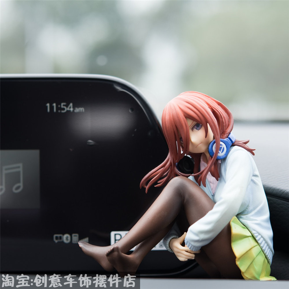 昂克赛拉美女动漫可爱汽车车载摆件坐姿中控台女孩模型公仔饰品