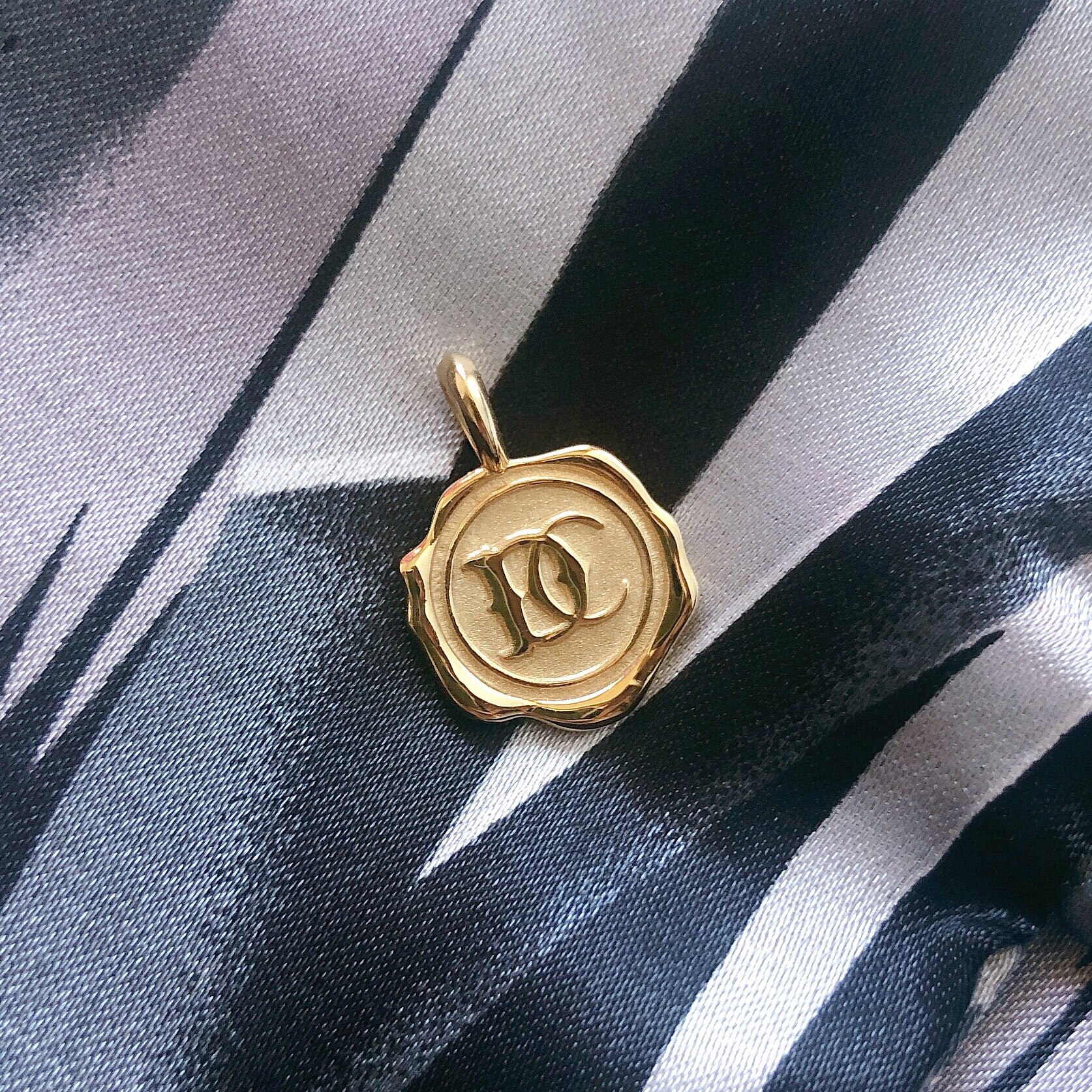 奇幻巷子火漆黄金钻定制圆牌吊坠宝宝出生满月长命锁刻字项链礼物