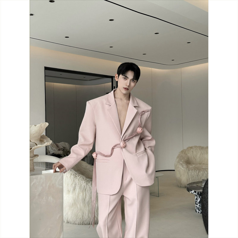 2026春装原创玫瑰花飘带设计感西服套装男粉色高级感演出长裤一套