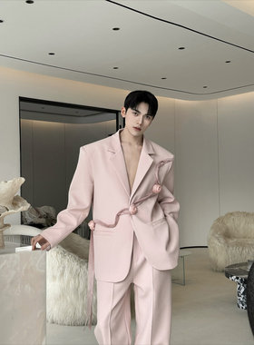 2026春装原创玫瑰花飘带设计感西服套装男粉色高级感演出长裤一套