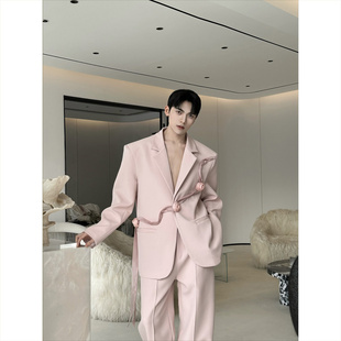 2026春装原创玫瑰花飘带设计感西服套装男粉色高级感演出长裤一套