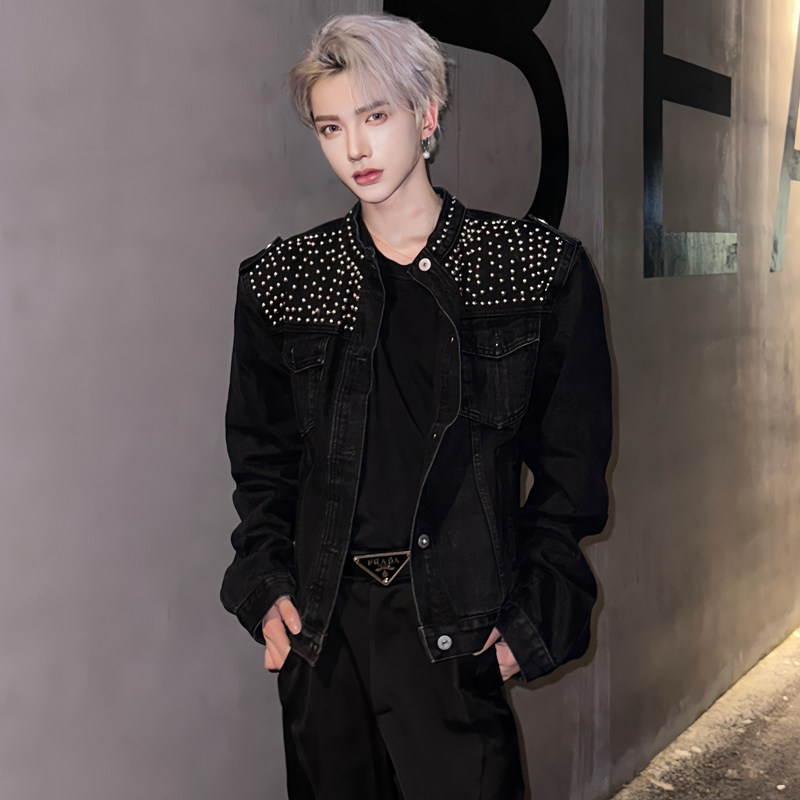 秋季高级感痞帅牛仔立领短款夹克外套男模穿搭复古钉珠装饰发型师