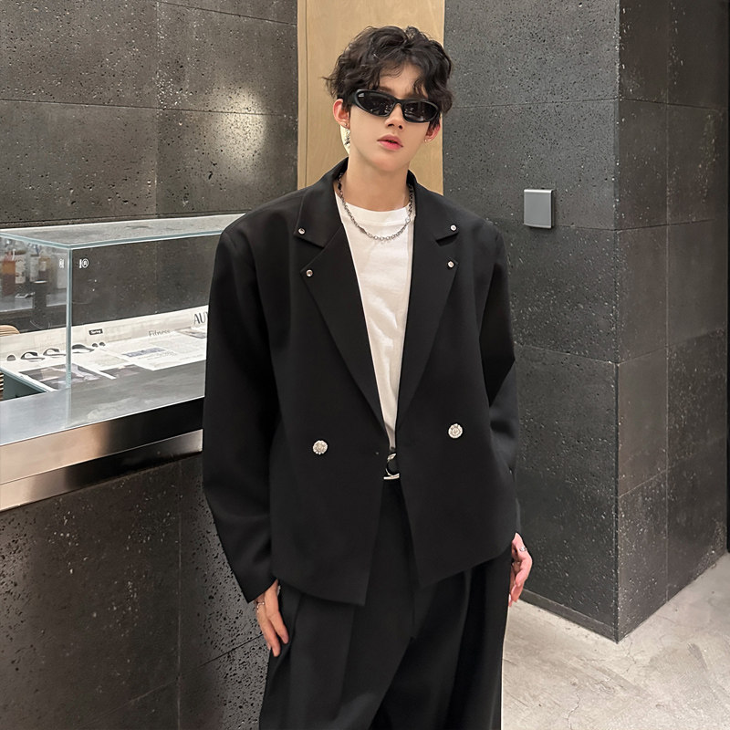 秋装禁欲系小众垫肩短款西服外套男模穿搭上衣韩版痞帅休闲小西装
