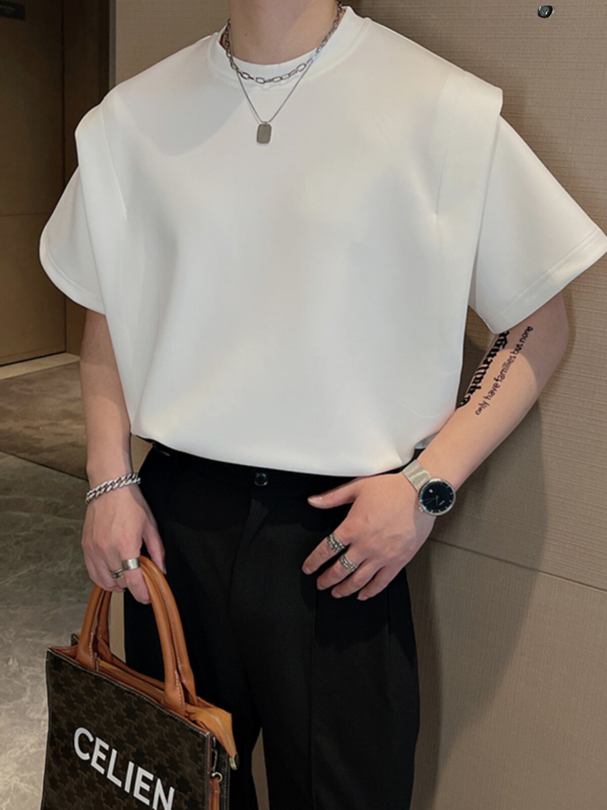 여름 인터넷 연예인 틈새 가짜 투피스 디자인 반팔 티셔츠 남성용 어깨 패드 한국어 버전 단색 공간면 반소매 고급