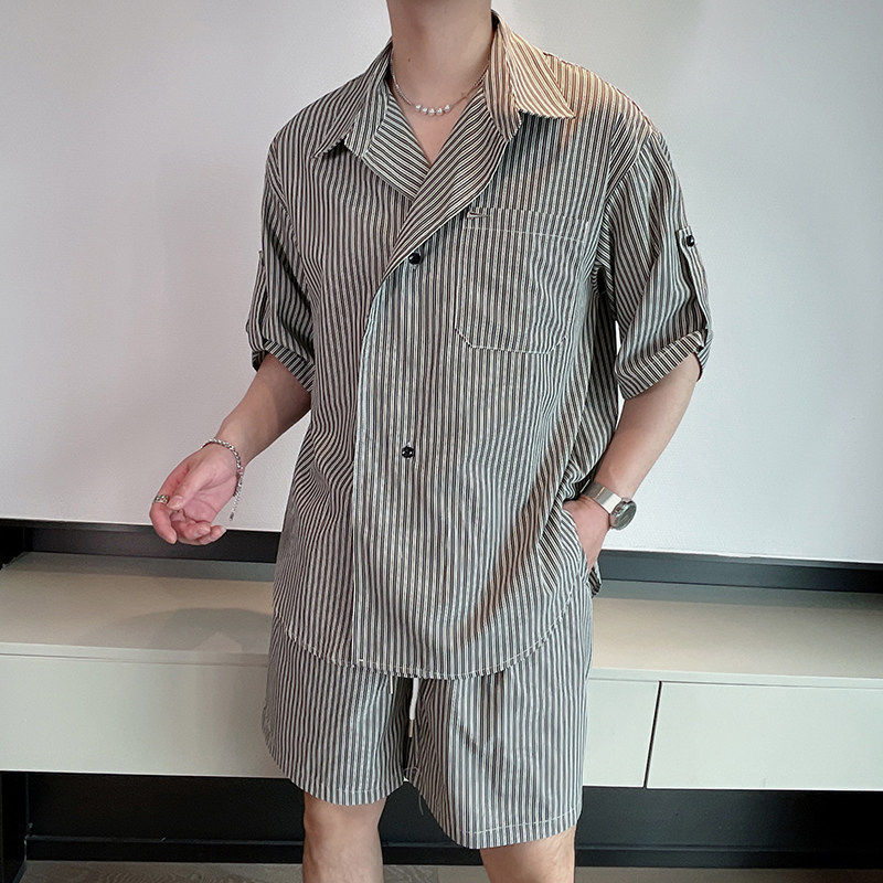 여름 한국 디자인 불규칙 스트라이프 셔츠 남성 5점 반팔 가볍고 성숙한 잘생긴 캐주얼 반바지 투피스 세트