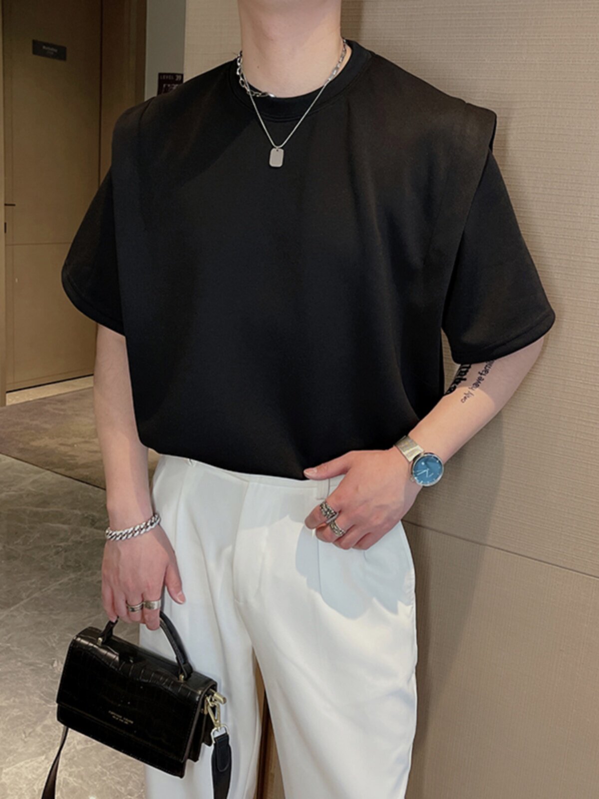 여름 인터넷 연예인 틈새 가짜 투피스 디자인 반팔 티셔츠 남성용 어깨 패드 한국어 버전 단색 공간면 반소매 고급