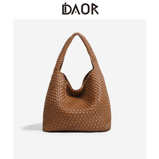 DAOR牛皮手工编织托特包包女2025早秋新款大容量单肩包通勤水桶包