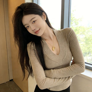 白色深V领打底衫女2026新款今年流行爆款修身长袖正肩设计感上衣