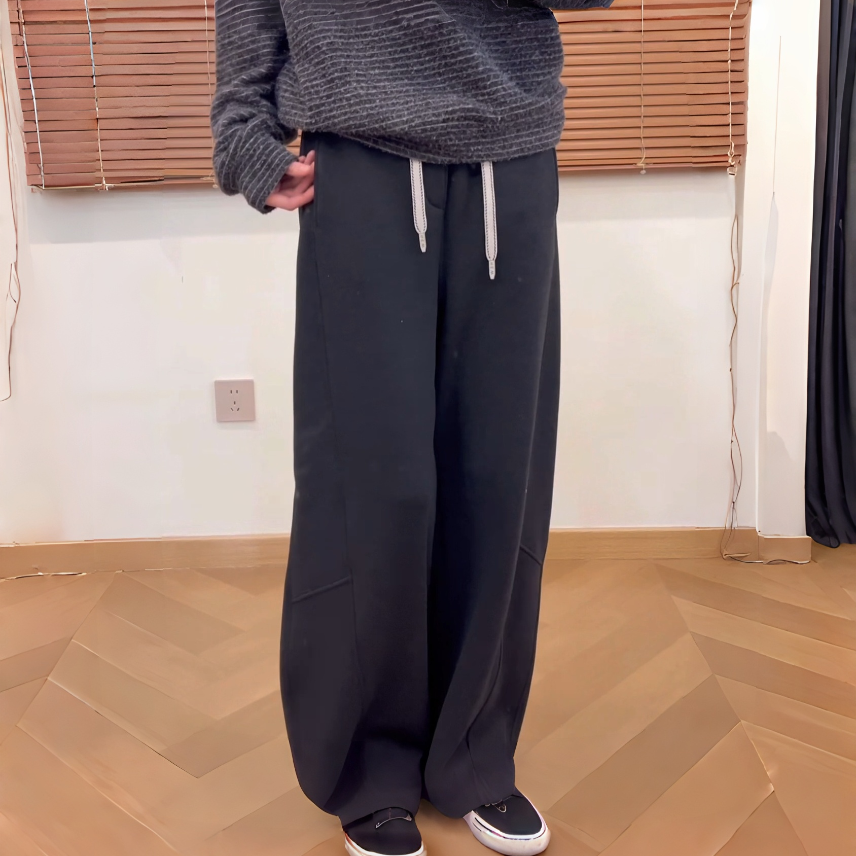 黑色腰头拼接设计加绒阔腿卫裤