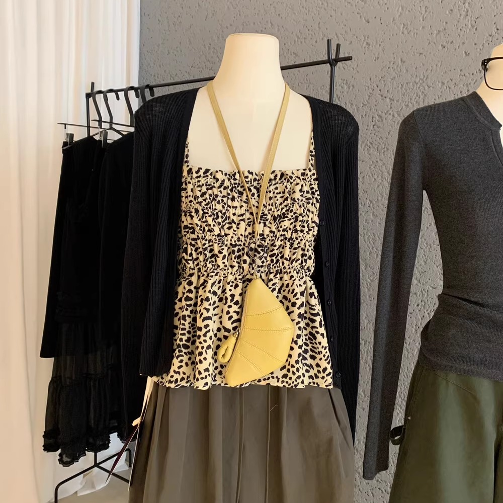 长袖针织开衫+内搭豹纹吊带背心