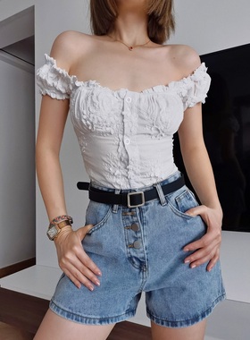 重工复古U领木耳边立体绣花修身收腰泡泡袖白色短袖衬衫上衣女