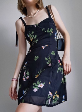 博物馆之夜2025夏季新款女装复古黑色碎花收腰显瘦性感吊带连衣裙