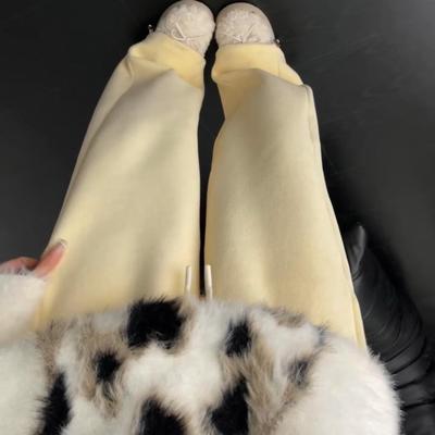 奶黄色羊羔绒休闲卫裤女2